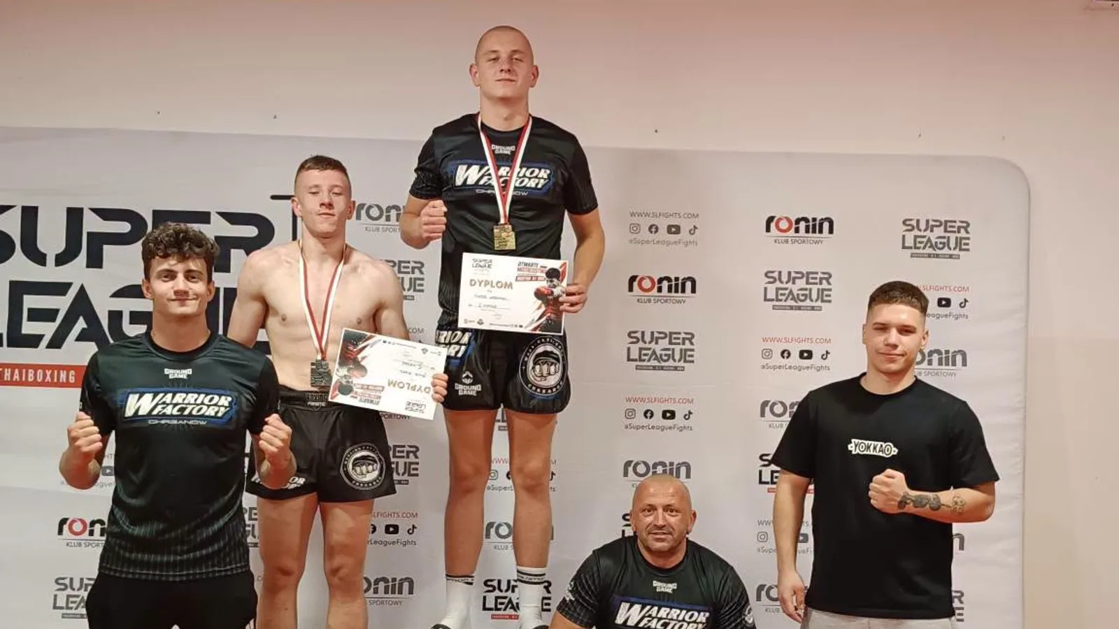 Zawodnicy Warrior Factory na podium zawodów Super League z medalami i dyplomami